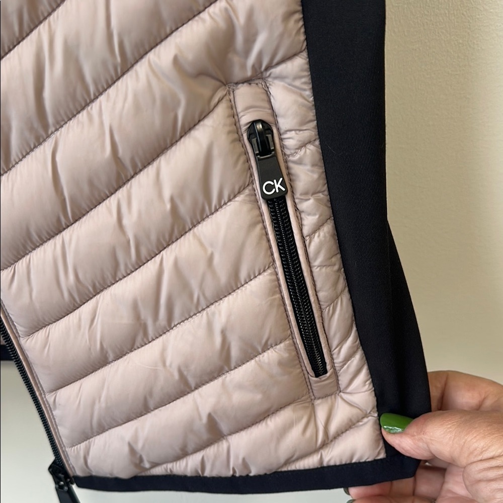 Calvin Klein Sz Medium Black and Tan Puffer Vest - Picture 5 of 11